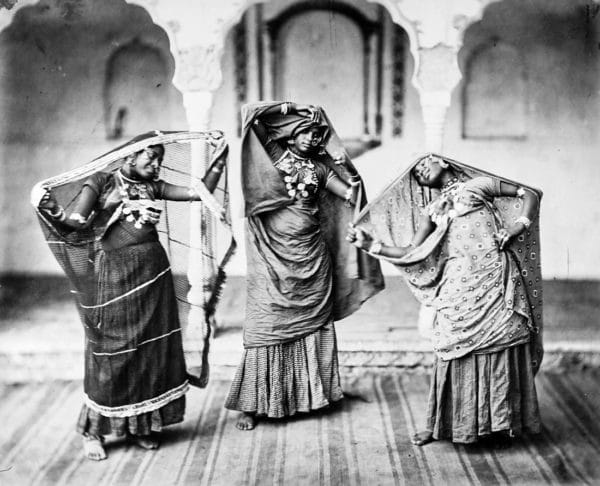 Trois femmes indiennes en tenues traditionnelles dansantes