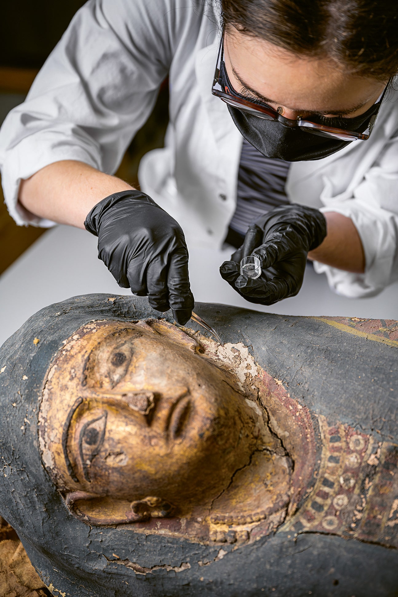 Le travail de l’équipe de conservation-restauration a permis de montrer que le visage stuqué de Ta-Sherit-en-Imen provenait d’une autre momie plus récente. | © PATRICK SCHREYER – HE-ARC