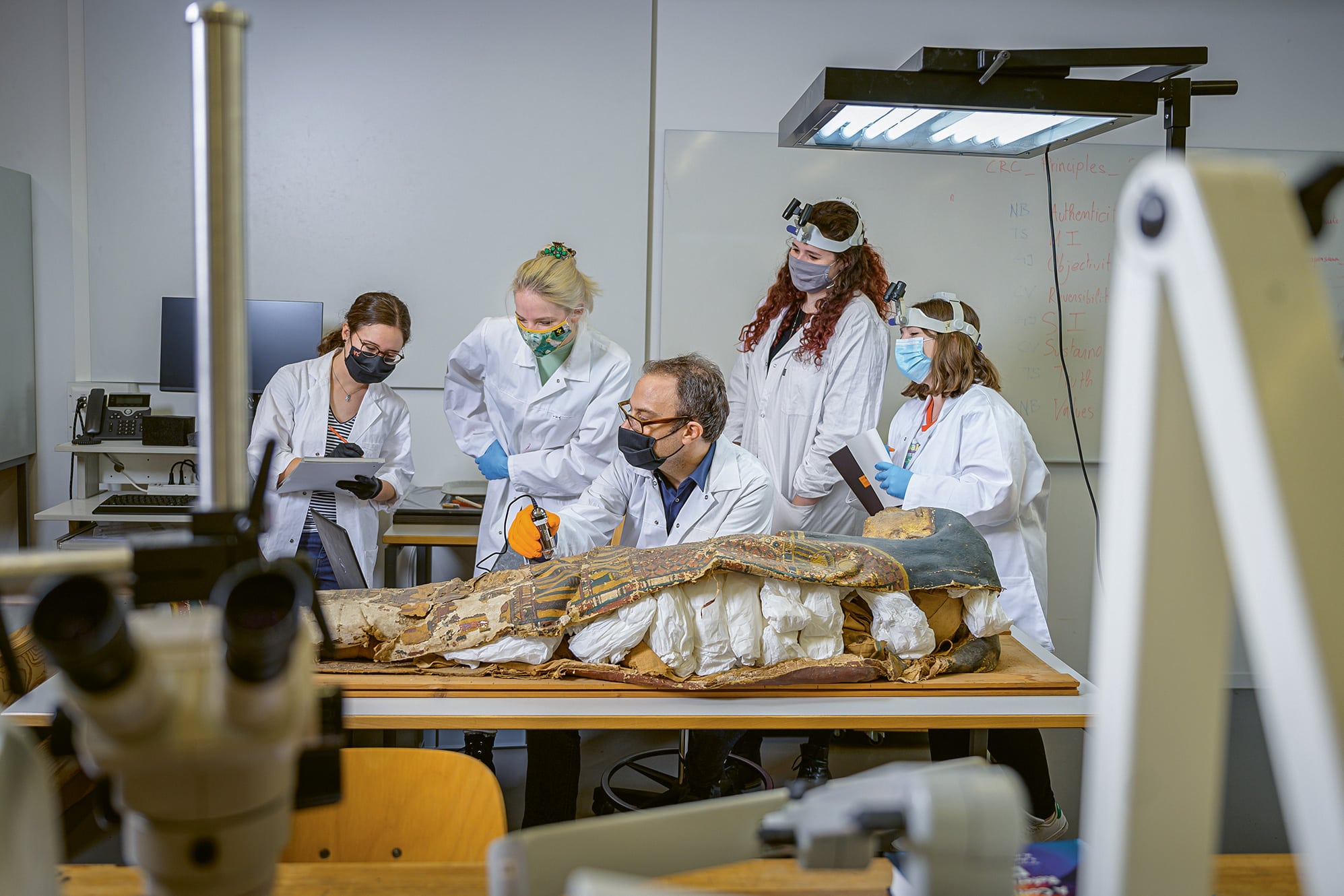 Valentin Boissonnas et son équipe ont pu reconstituer une image saisissante du visage de cette jeune femme de haut rang, décédée il y a 3000 ans d’un coup à la tête. | © PATRICK SCHREYER – HE-ARC
